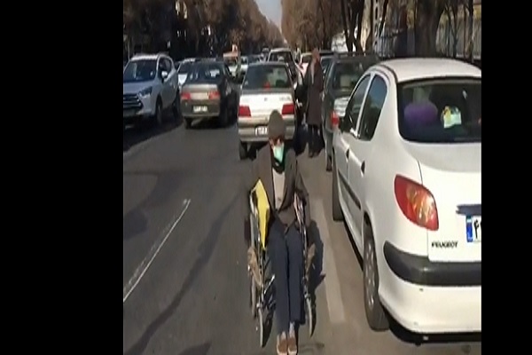 عبور یک معلول از خیابان ارتش تبریز بخاطر نامناسب بودن پیاده راه