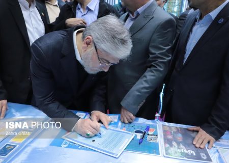 بازدید وزیر علوم، تحقیقات و فناوری از نمایشگاه جشنواره ملی حرکت در دانشگاه تبریز