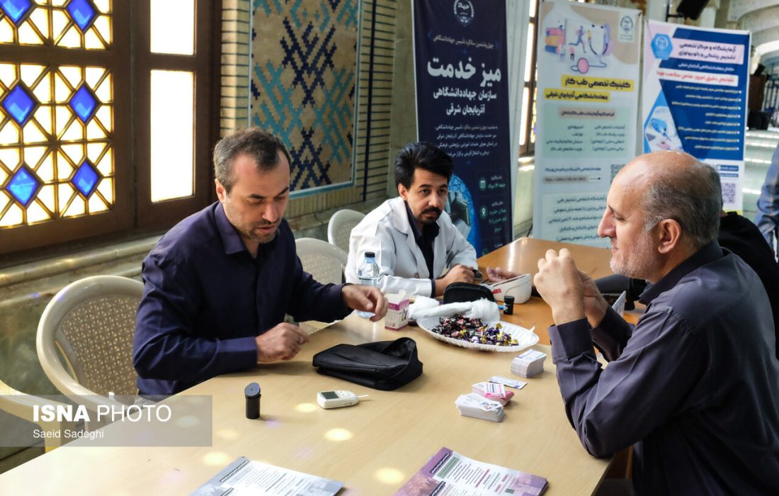 برپایی میز خدمت جهاد دانشگاهی در مصلای امام خمینی (ره) تبریز